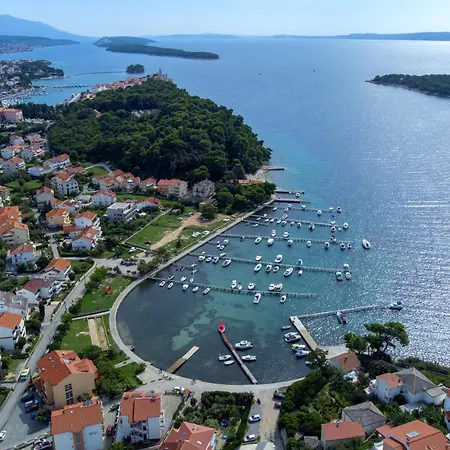 Apartman With Parking Space Palit, Rab - 14610